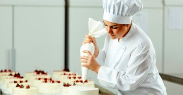 "Біда з почуттям гумору": хлопець здивував кохану вибором торта на річницю (фото)