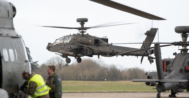 Прощальный тур по Британии: вертолеты Apache AH1 отправили на пенсию