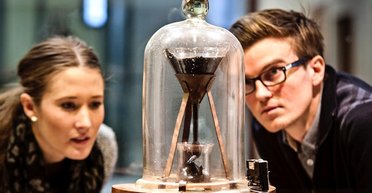 Самый медленный эксперимент: почти 100 лет наблюдают за смолой, но никто не видел как падает капля