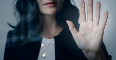 Не маніяк, а "Мальвіна": у мережі назвали можливу нападницю на жінок у Києві