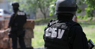 Карты, деньги, два ствола. Что находят при обысках в домах украинских чиновников