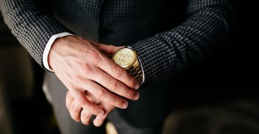 Без слідів у деклараціях: як депутати купують елітні годинники за готівку у центрі Києва, — ЗМІ