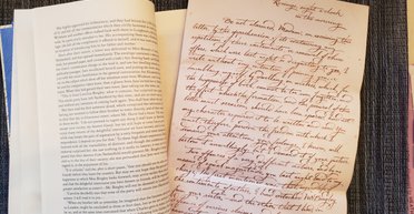 Жінка знайшла залишену в книзі записку і розплакалася: що в ній було написано (фото)