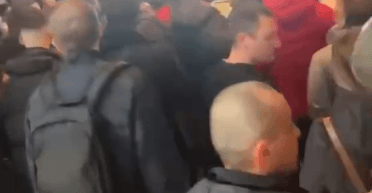 В Варшаве огромные очереди в сервисные центры: мужчинам услуг не предоставляют, — СМИ (видео)