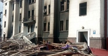 Заливают бетоном доказательства преступлений: в Мариуполе оккупанты "ремонтируют" Драмтеатр (видео)