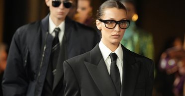 Белла Хадід уперше за два роки вийшла на подіум під час Паризького тижня моди (фото)