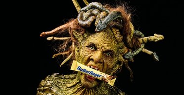 Королева Хеллоуина Хайди Клум показала создание своего "очень уродливого" костюма (видео)