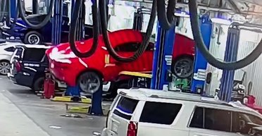 У США новітній Chevrolet Corvette вартістю понад $100 000 впав з підйомника (відео)