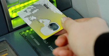 Кому за пятьдесят тысяч. Стоит ли бояться нового ограничения наличных платежей