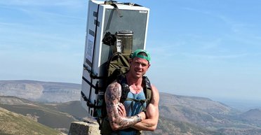 Выполнил челлендж покойной жены: британец прошел более 100 км с холодильником на спине (фото)