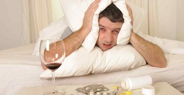 Вчені створили "п'яний пластир", який запобігатиме жахливому похміллю: як це працюватиме