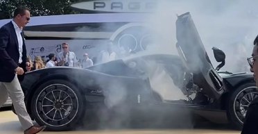Любопытный посетитель автошоу повредил редкий суперкар Pagani за $2,5 миллиона (видео)