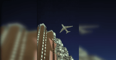 Ледь не зачепив висотки: у Москві під час атаки дронів низько пролетів вантажний борт (відео)