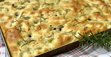 Настоящий вкус Италии за считанные минуты: рецепт фокаччи с оливками и розмарином