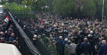 Протестующие в Абхазии штурмуют парламент из-за соглашения с Москвой: что известно