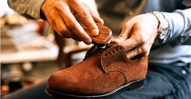 Як правильно чистити замшеве взуття: корисні поради та рекомендації