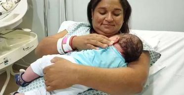 "Як куля для боулінгу": габарити новонародженого малюка здивували акушерок (фото)