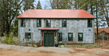 Приховане багатство: металевий сарай виявився розкішним особняком (фото)