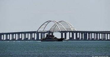 РФ "нашпиговала" Крым ПВО и строит "загадочное сооружение": в ВМС рассказали о защите моста