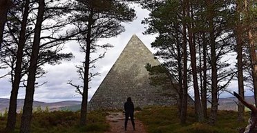 Дивує туристів: заховану в лісі піраміду назвали "дивом природи" (фото)
