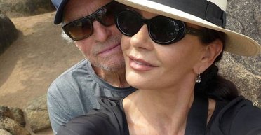 Кетрін Зета-Джонс поділилася передріздвяним кадром з Майклом Дугласом (фото)