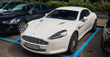 У Києві помітили рідкісного британського конкурента Porsche Panamera (фото)