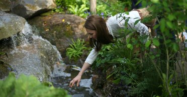 Жінка купила свій перший будинок і знайшла схованку в саду: що було всередині (фото)
