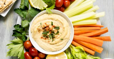 Більшість людей їдять хумус неправильно: учений з Оксфорда вказав на помилку