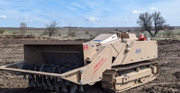 Выдерживает противотанковые и противопехотные мины: в Украине испытали легкую машину по разминированию