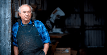 Спав на землі і жив на $1 на день: мільярдер роздав свої статки (фото)