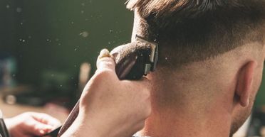 Перукар підстриг й переодягнув бездомного: тепер чоловіка плутають з голлівудською зіркою