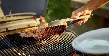 Наглая просьба друга на барбекю разозлила жену мужа: что произошло (фото)