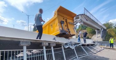 Движение в столицу перекрыто: на трассу "Одесса-Киев" обвалился пешеходный мост (видео)