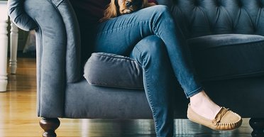 Додають роки і псують фігуру: які джинси потрапили в антитренди 2024 року (фото)