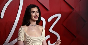 Енн Гетевей зʼявилася на публіці у вінтажній сукні Valentino (фото)