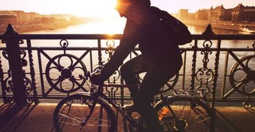 Чоловік заради коханої подолав на велосипеді 4400 км: чому він поїхав далі без неї (фото)