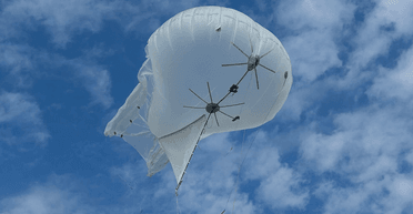 Подняли выше самолетов: Минобороны Британии впервые испытало "созвездие" аэростатов AETHER