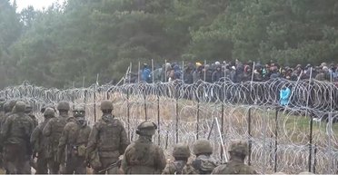 Провокації Білорусі та Росії: у Міноборони Польщі показали напад мігрантів на кордон (відео)