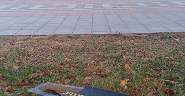 Обломки сбитого беспилотника упали возле здания Верховной Рады Украины (фото)