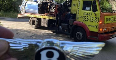 В Киеве разбили Bentley Bentayga за 17 млн: владельцем оказался друг Шуфрича, — СМИ (фото)