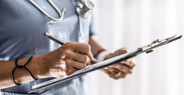 Жінка роками брехала коханому про важку хворобу, щоб збільшити груди