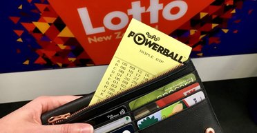 Життя стало прокляттям: жінка виграла величезні гроші в лотерею і пошкодувала