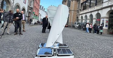 Тихий и компактный: создан необычный вертикальный ветрогенератор для дома (видео)