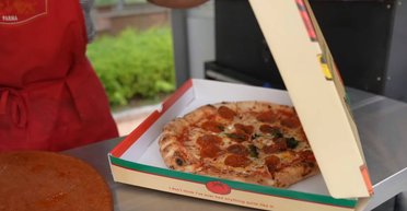 Ждала пиццу, а получила джекпот: в США женщина стала миллионером, пока стояла в очереди