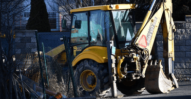 Нічний напад: чоловік на викраденому екскаваторі зруйнував будівлю XVIII століття (фото)