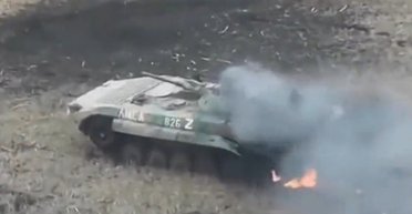 "Новейшая" защита от FPV-дронов: ВС РФ "навешали" кусты из проводов на БМП-2 (фото)