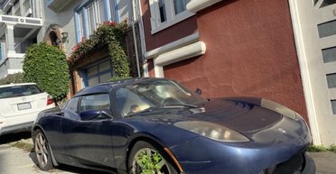 Порос травой: редкий спорткар Tesla 5 лет стоит брошенным на улице (фото)