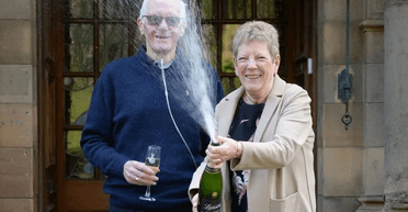 Багато нулів: літня пара з Шотландії не вірила, що виграла 1 млн фунтів стерлінгів