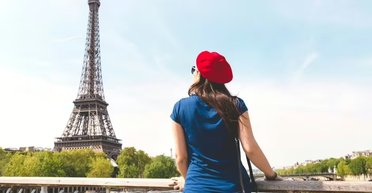 Жінку не впускали до нічних закладів Парижа: вона попередила туристок про дрес-код