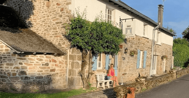 Вчителька покинула все й відкрила готель у селі, де "вино коштує лише 1 євро за пляшку" (фото)